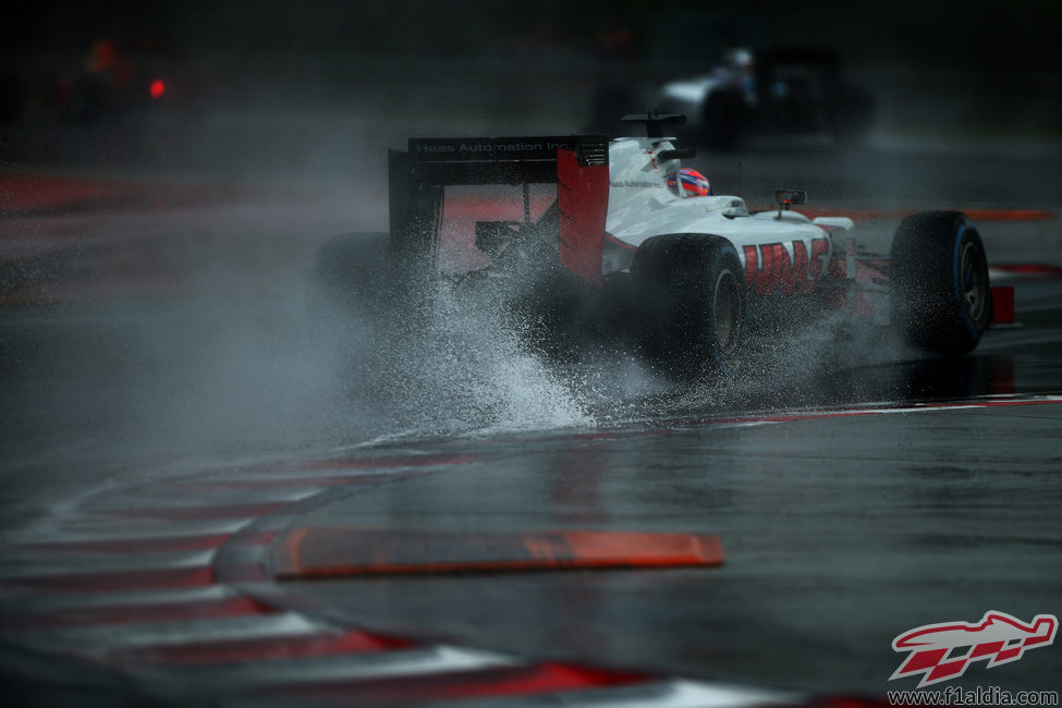 Mucha agua estancada al paso de Romain Grosjean