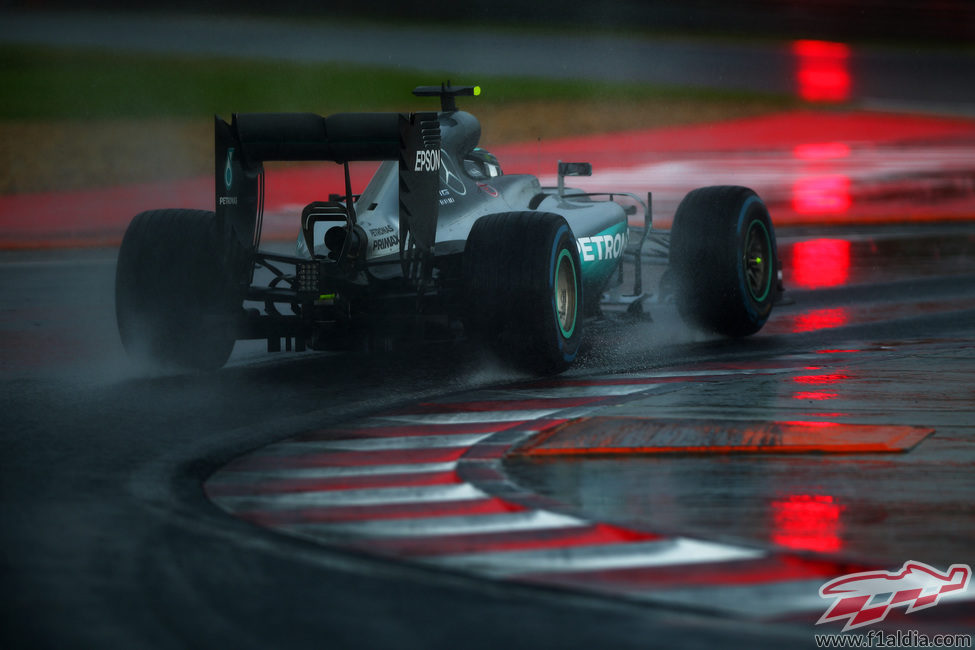Nico Rosberg cabalga hacia la pole