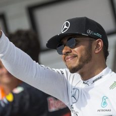 Lewis Hamilton saluda sonriente a los aficionados