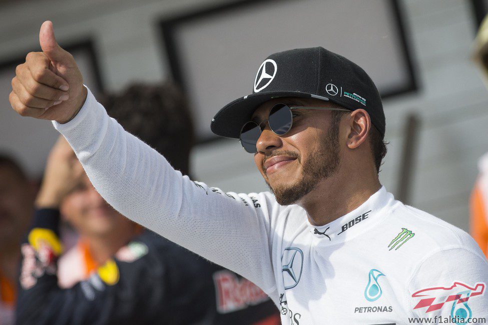 Lewis Hamilton saluda sonriente a los aficionados