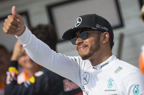 Lewis Hamilton saluda sonriente a los aficionados