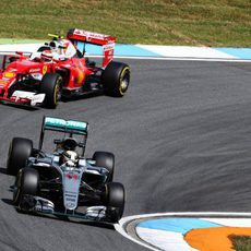 Lewis Hamilton y Kimi Räikkönen juntos en Hockenheim