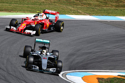 Lewis Hamilton y Kimi Räikkönen juntos en Hockenheim