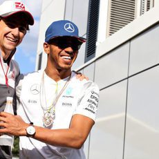 Esteban Gutiérrez y Lewis Hamilton sonríen juntos