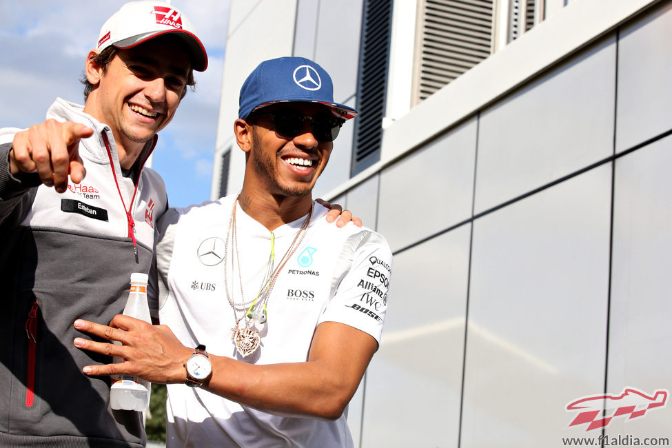 Esteban Gutiérrez y Lewis Hamilton sonríen juntos