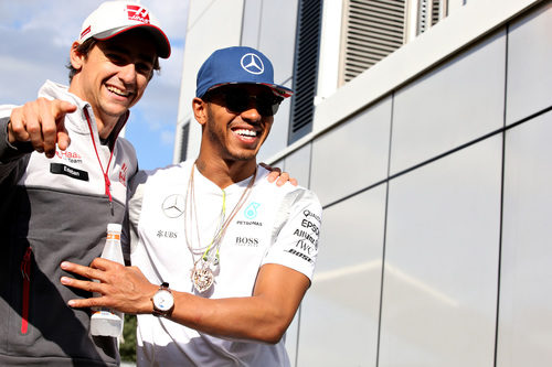 Esteban Gutiérrez y Lewis Hamilton sonríen juntos