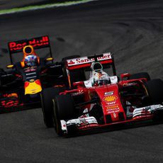 Daniel Ricciardo rueda cerca de Sebastian Vettel