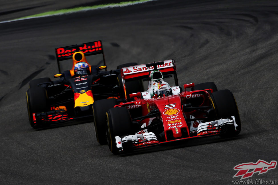 Daniel Ricciardo rueda cerca de Sebastian Vettel