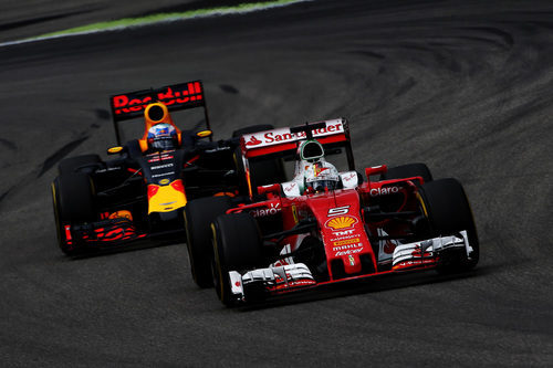 Daniel Ricciardo rueda cerca de Sebastian Vettel