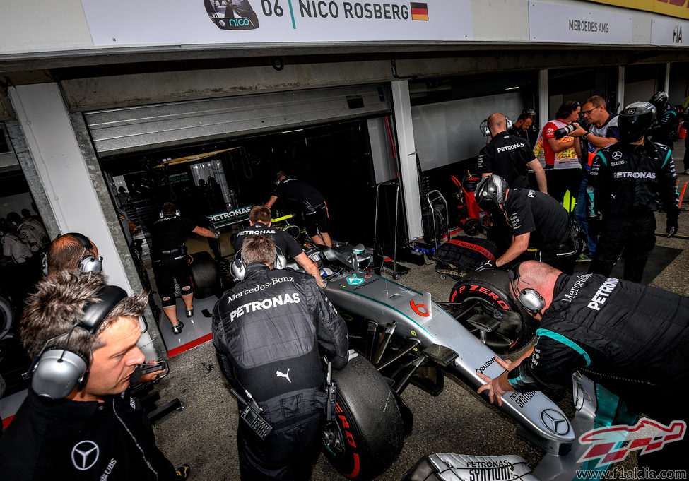 Nico Rosberg vuelve a boxes con sus mecánicos