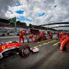 Kimi Räikkönen llega para una parada en boxes