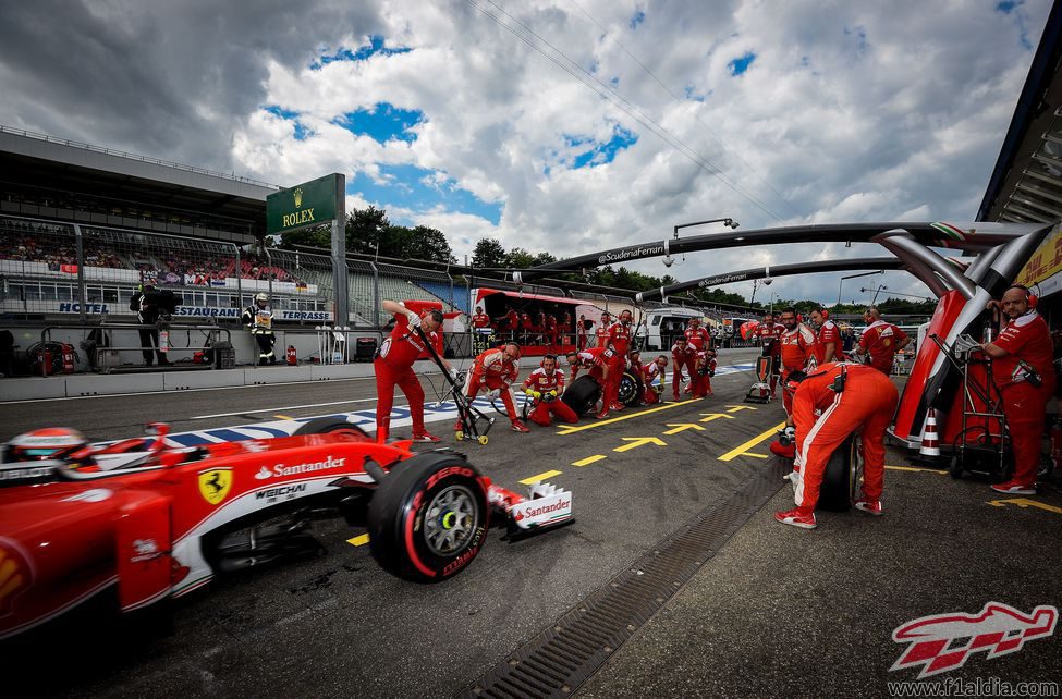 Kimi Räikkönen llega para una parada en boxes