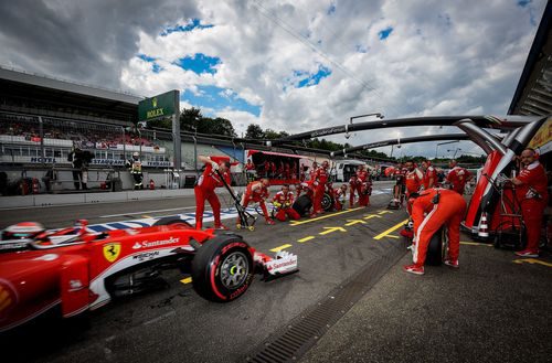 Kimi Räikkönen llega para una parada en boxes