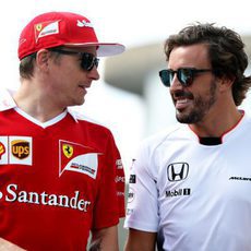 Kimi Räikkönen y Fernando Alonso charlan animosamente