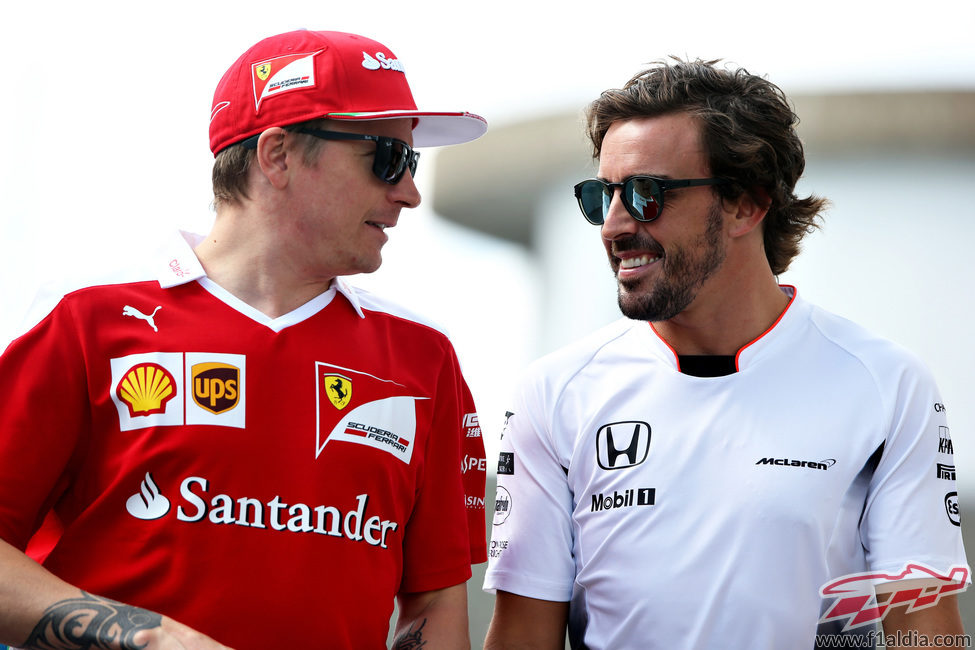 Kimi Räikkönen y Fernando Alonso charlan animosamente