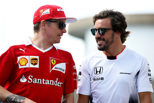 Kimi Räikkönen y Fernando Alonso charlan animosamente