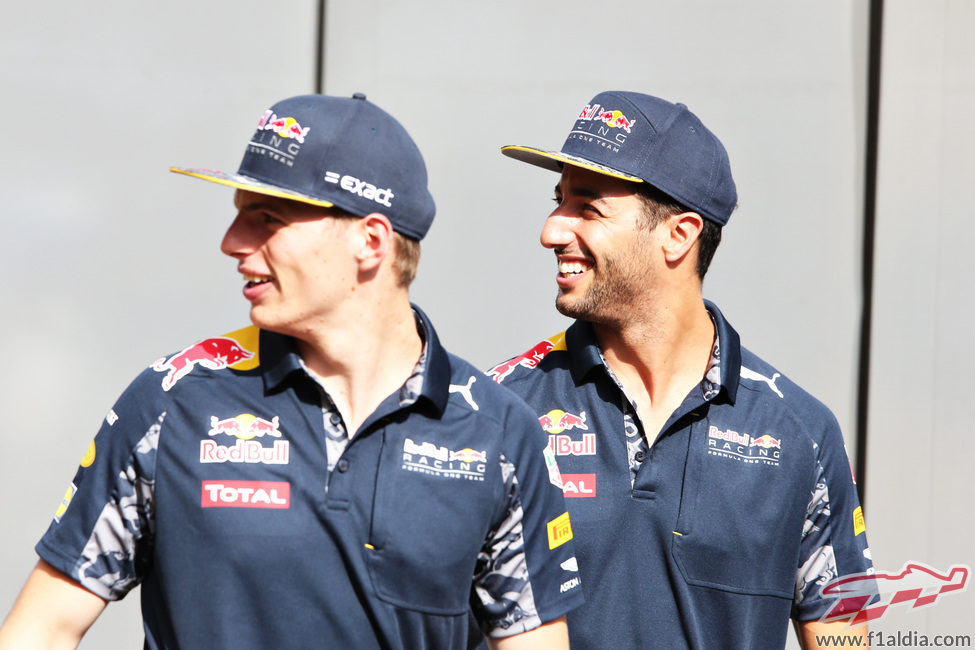 Max Verstappen y Daniel Ricciardo sonríen en Alemania