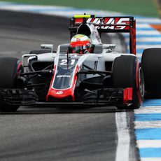 Esteban Gutiérrez conduce su Haas en clasificación