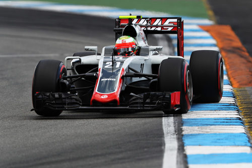 Esteban Gutiérrez conduce su Haas en clasificación