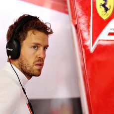 Sebastian Vettel atento en el box de Ferrari