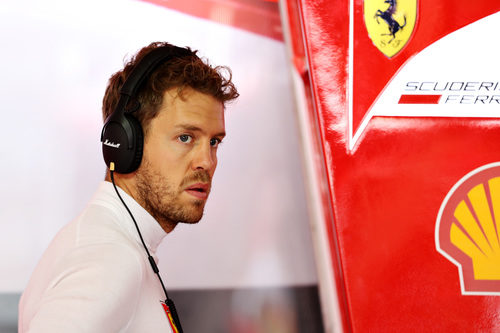 Sebastian Vettel atento en el box de Ferrari