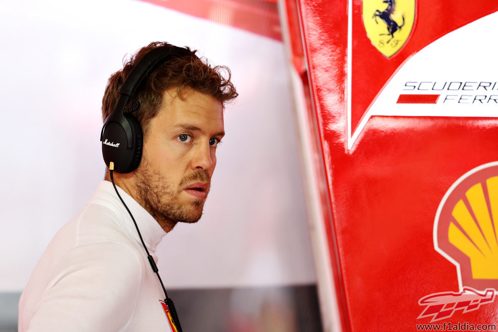 Sebastian Vettel atento en el box de Ferrari