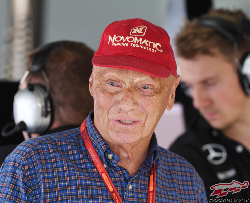 Niki Lauda contento por la pole de su equipo