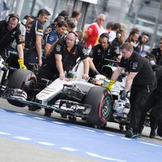 Los mecánicos devuelven a Lewis Hamilton al box