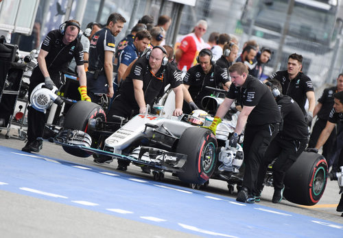 Los mecánicos devuelven a Lewis Hamilton al box