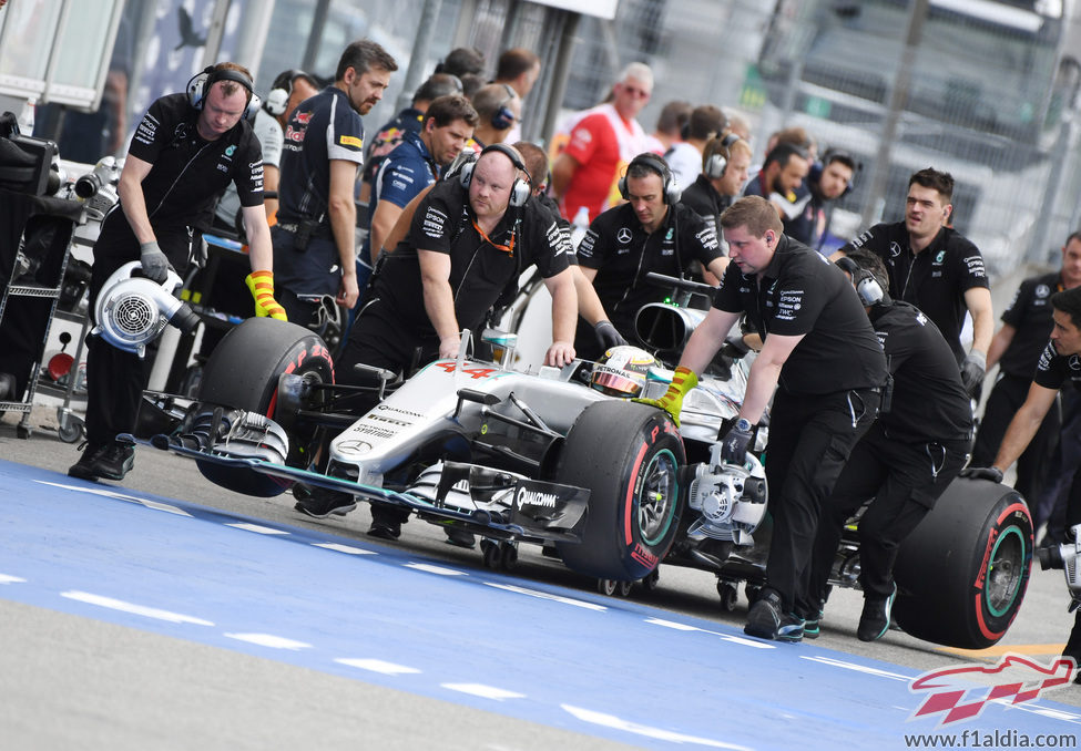 Los mecánicos devuelven a Lewis Hamilton al box