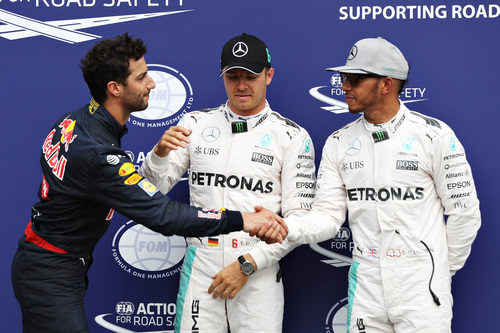 Saludos postclasificación entre Rosberg, Hamilton y Ricciardo
