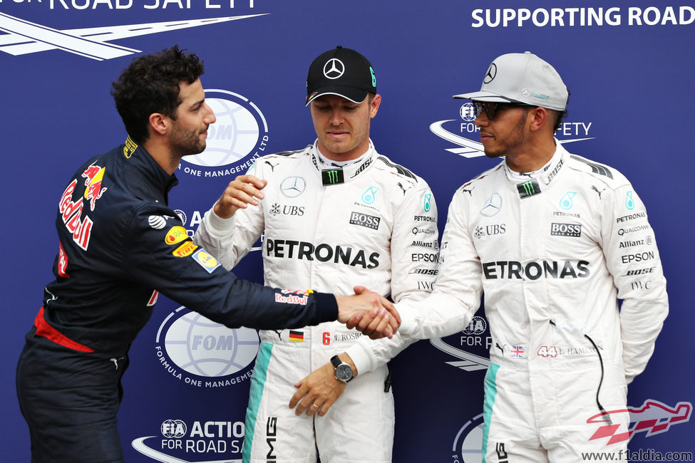 Saludos postclasificación entre Rosberg, Hamilton y Ricciardo