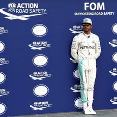 Lewis Hamilton espera solo ante las cámaras