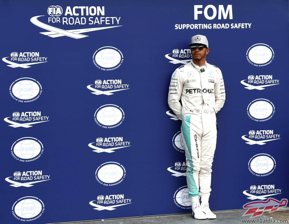 Lewis Hamilton espera solo ante las cámaras