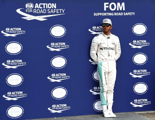 Lewis Hamilton espera solo ante las cámaras