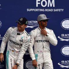 Nico Rosberg y Lewis Hamilton ocupan la primera fila de parrilla