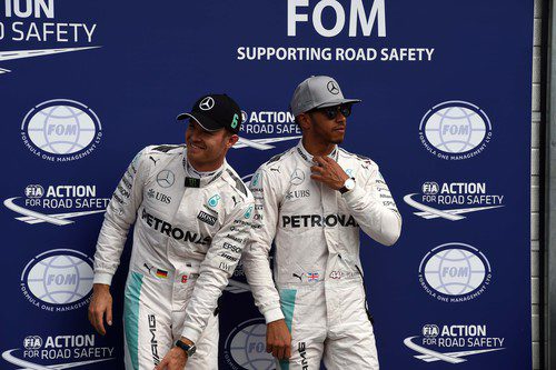 Nico Rosberg y Lewis Hamilton ocupan la primera fila de parrilla