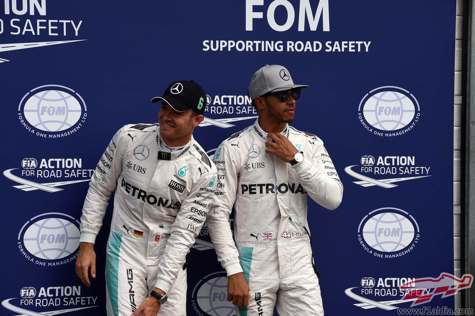 Nico Rosberg y Lewis Hamilton ocupan la primera fila de parrilla