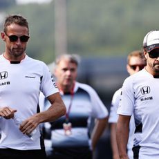 Jenson Button y Fernando Alonso pasean en Spa