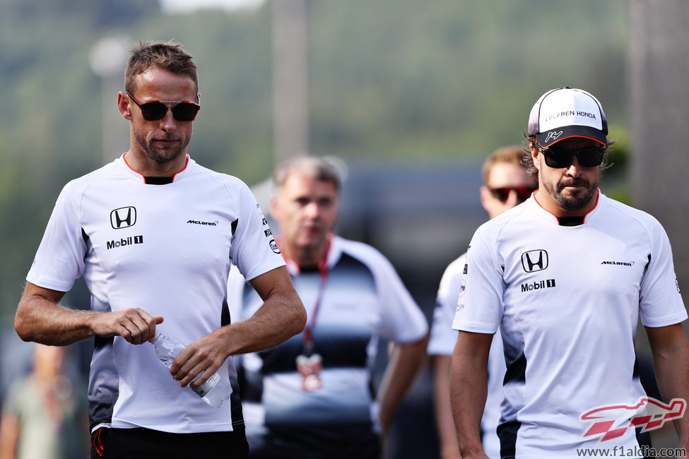 Jenson Button y Fernando Alonso pasean en Spa