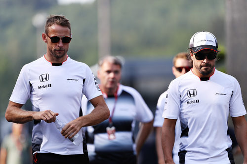 Jenson Button y Fernando Alonso pasean en Spa