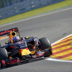 Daniel Ricciardo se muestra fuerte en su arranque en Spa