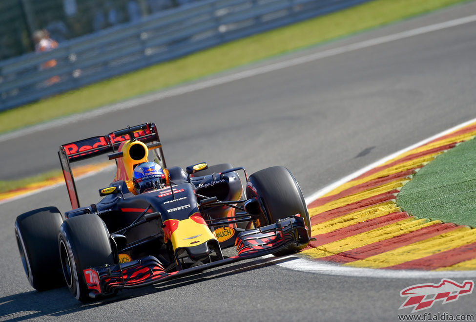 Daniel Ricciardo se muestra fuerte en su arranque en Spa