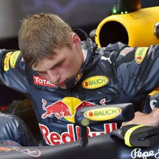 Max Verstappen, empapado, se baja del RB12