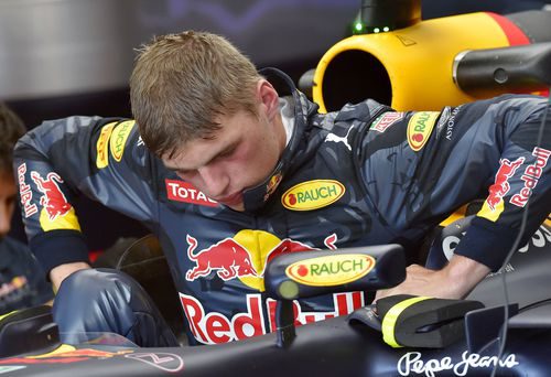 Max Verstappen, empapado, se baja del RB12