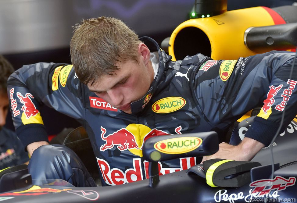 Max Verstappen, empapado, se baja del RB12