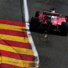 Chispas en la zona trasera del coche de Kimi Räikkönen