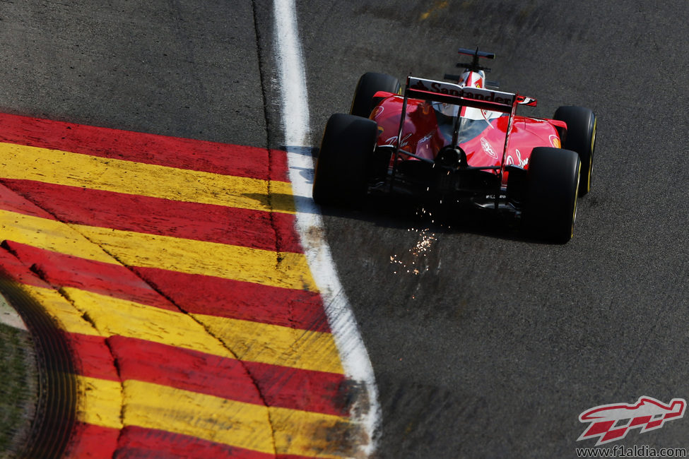 Chispas en la zona trasera del coche de Kimi Räikkönen