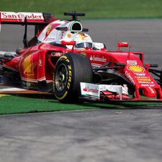 Sebastian Vettel por fuera de pista en Spa