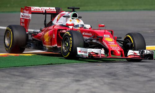 Sebastian Vettel por fuera de pista en Spa